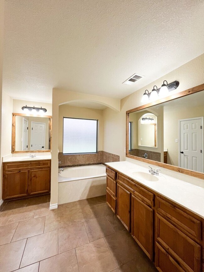 Building Photo - Available 7/16/2025 Beautiful 1 story, 4 b...