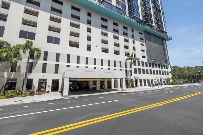 Building Photo - 1 Beach Dr SE