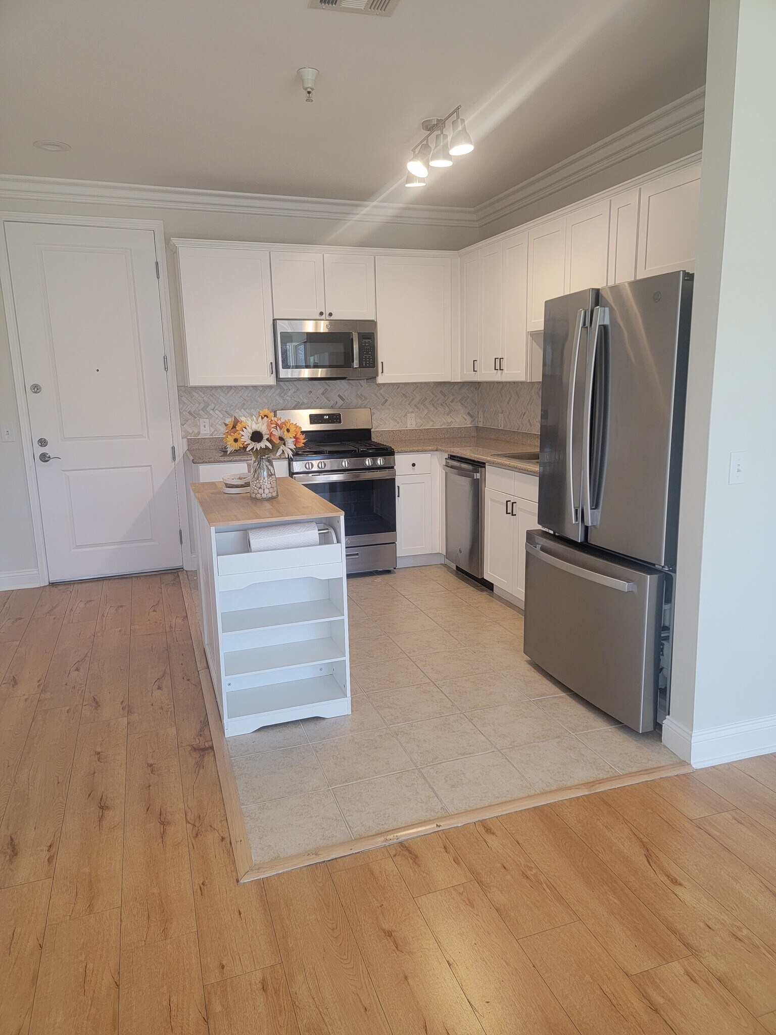 Building Photo - 6938 Laurel Canyon Blvd