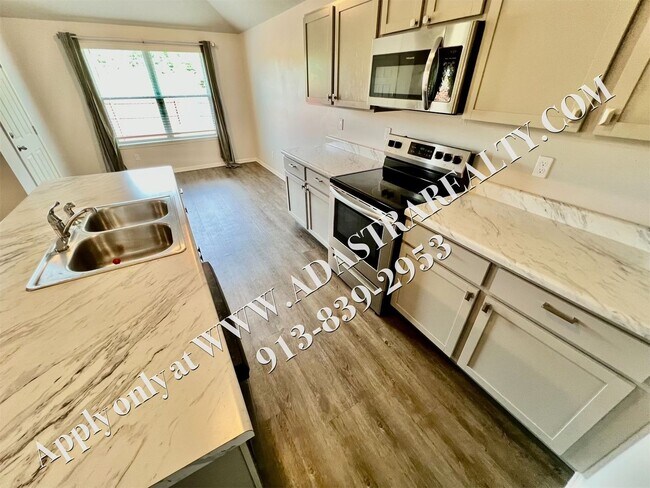Building Photo - Like New Ranch in Spring Hill-Available in...
