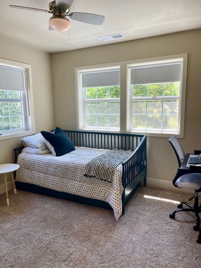 Building Photo - Modern 3 Bedroom 2.5 Bathroom House Close to Downtown Nevada City