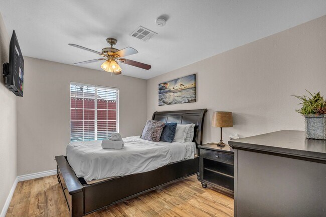 Building Photo - 3 Bed FULLY FURNISHED Pool Home