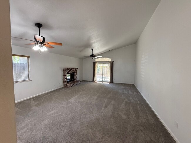 Building Photo - 4-bedroom Single Story home in Ripon!