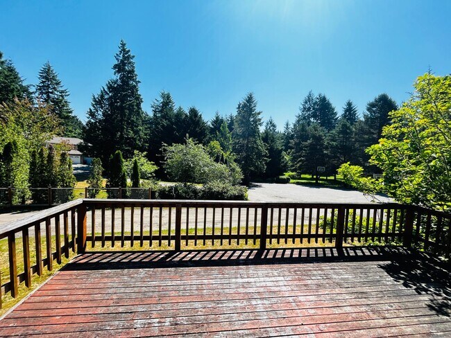 Building Photo - Wonderfully Eclectic Bainbridge Home, Perfect for Nature Lovers!