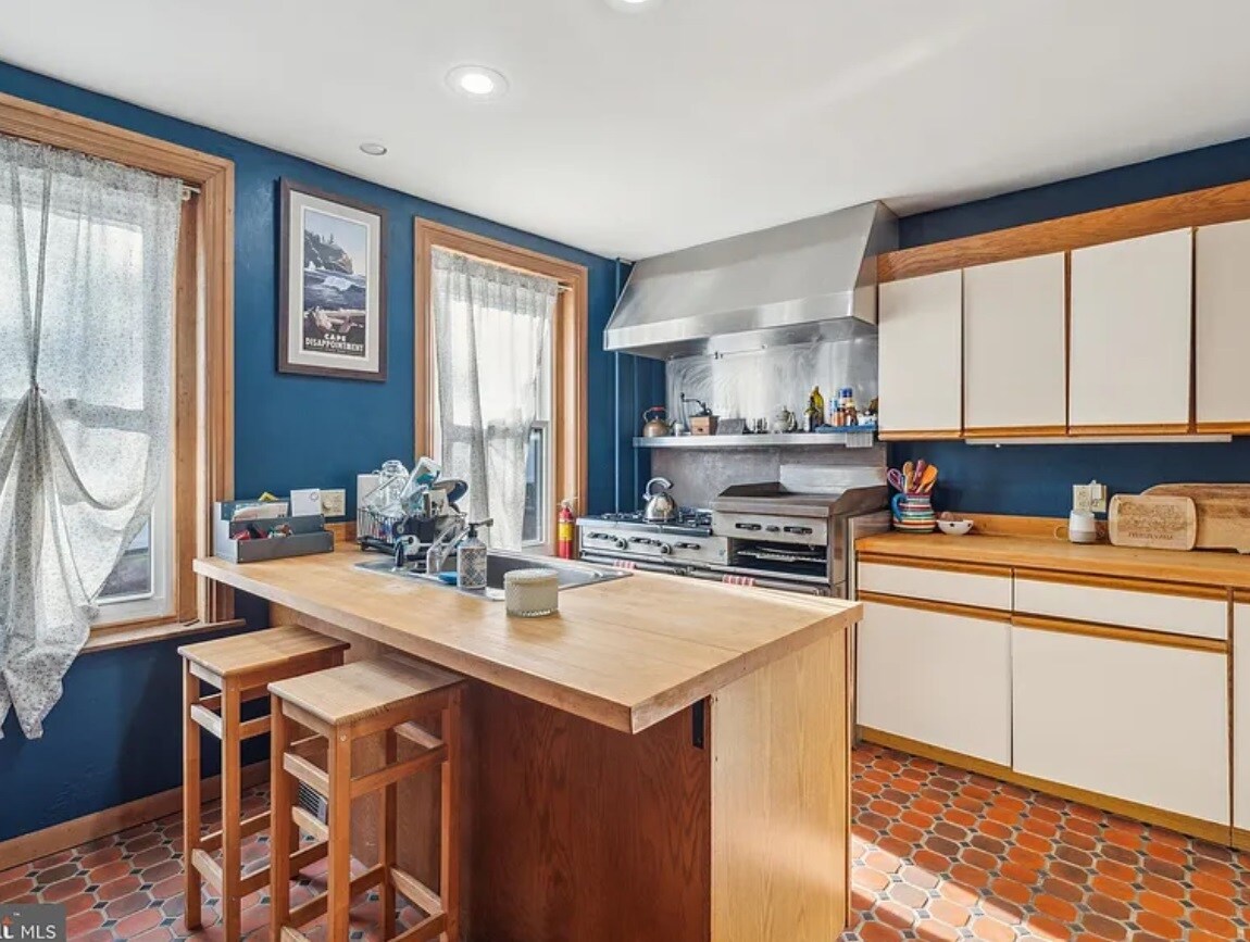 Building Photo - 814 E Hector St