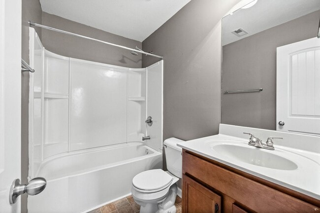 Building Photo - 2 Bedroom Pet Friendly Condo For Rent Near Beachaven Vineyard!