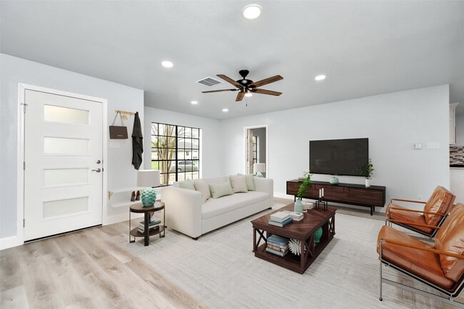 Building Photo - 6411 Hollow Oaks Dr