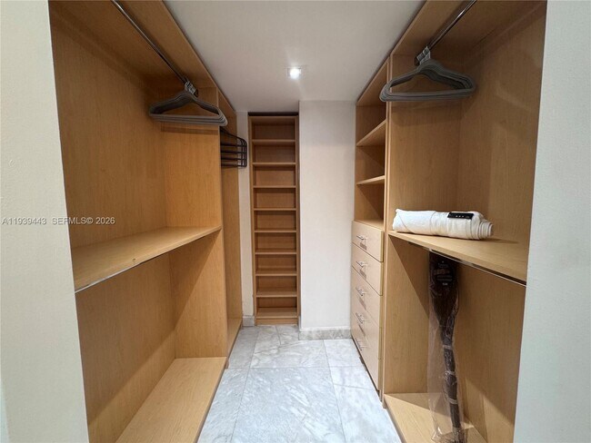 Building Photo - 3301 N Country Club Dr