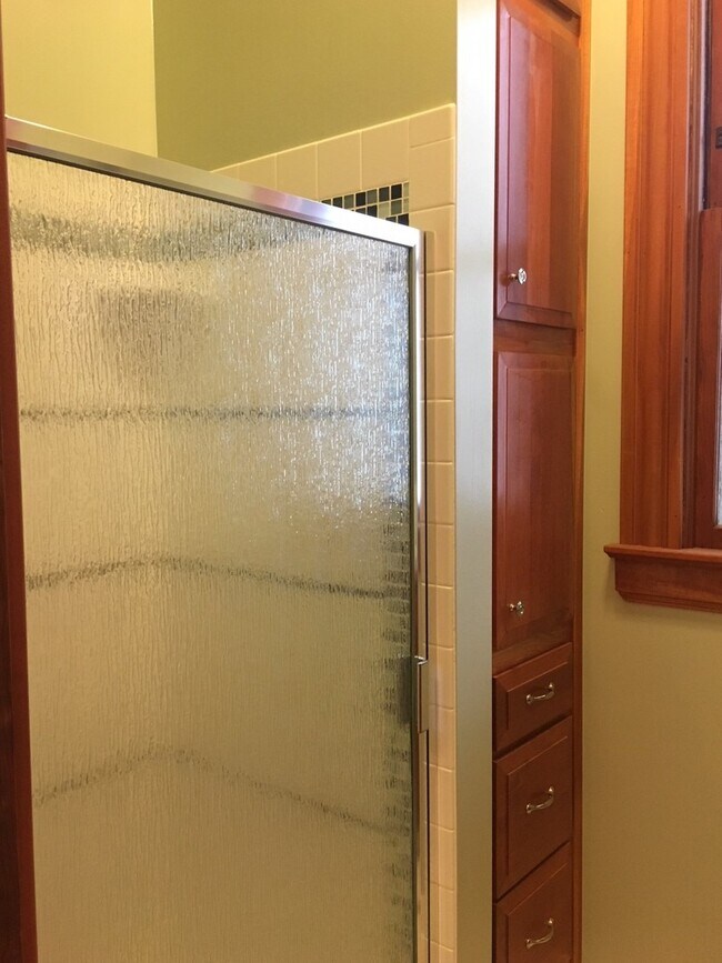 Building Photo - Northwest Gem: Spacious 4 Bedroom, 2 Bath Bungalow