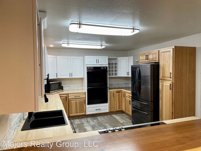 Building Photo - 4 br, 2 bath House - 1070 Oak Crest Crt.