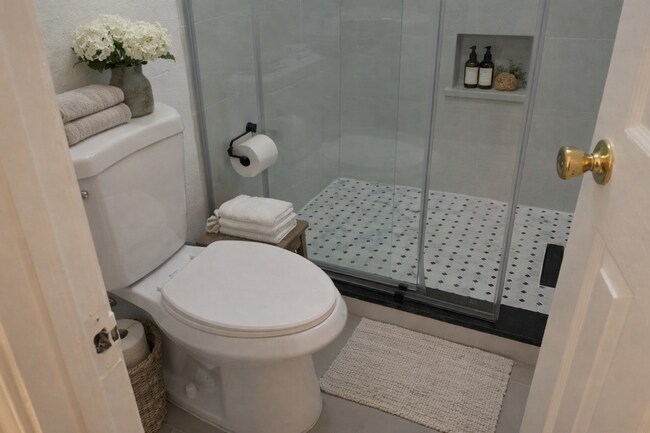 Building Photo - Beautiful 1/1 Wood Floor Condo for rent with Serene trees view from your screened balcony.