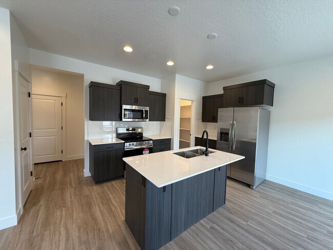 Building Photo - Brand New Townhome