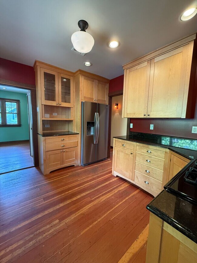 Building Photo - Craftsman home near Downtown Ashland | Ava...