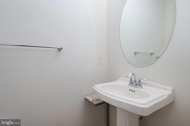 Building Photo - 3 E Hartwick Dr