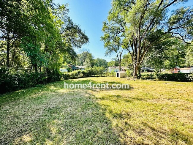 Building Photo - Ranch Style Home in KCMO w/ LVP Floors, SS Appliances and a Fenced Yard!