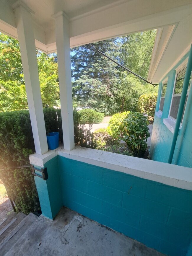 Building Photo - Cozy Home - Updated 2 bedroom with 2 car g...