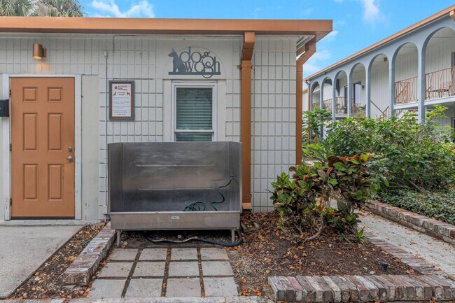 Building Photo - 4350 W Kennedy Blvd