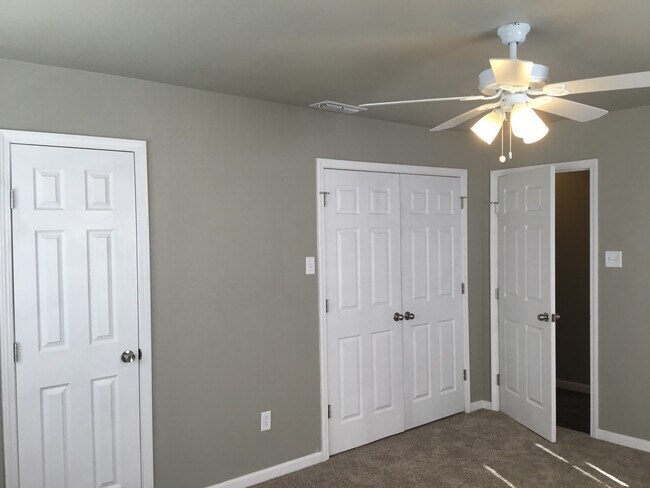 Building Photo - COLLEGE PROPERTY---PRE-LEASING FOR AUGUST! Amazing Updates! 3 bedroom 2 bath
