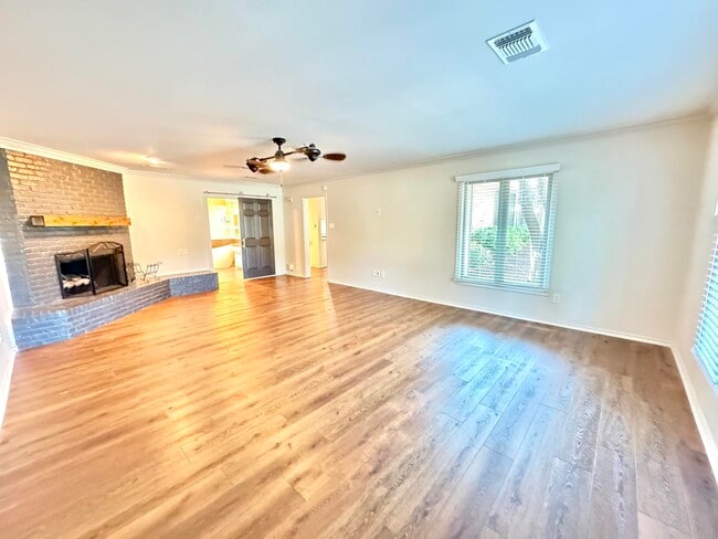 Building Photo - 9306 Utica Dr