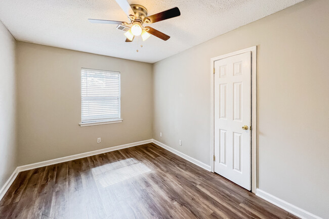 Building Photo - 302 Gardenia Rd