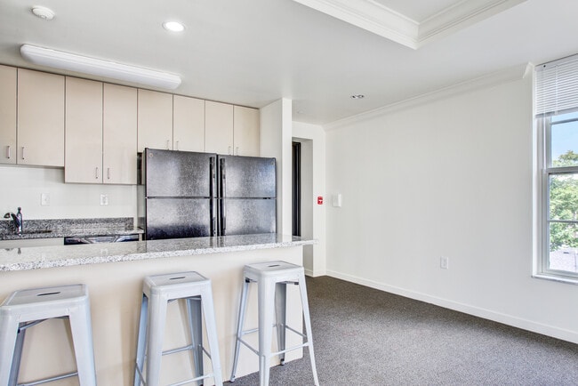 Building Photo - The Amsterdammer