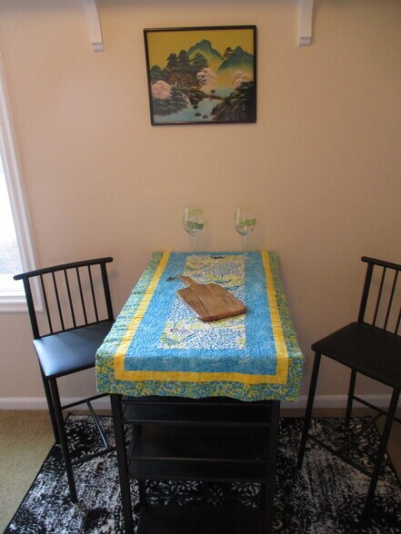 Eating area in Kitchenette - Bar table/chairs - 56 La Cruz Ave
