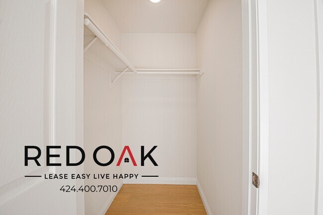 Building Photo - 4651 Cahuenga Blvd