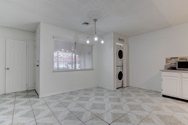 Building Photo - 808 Hedge Way