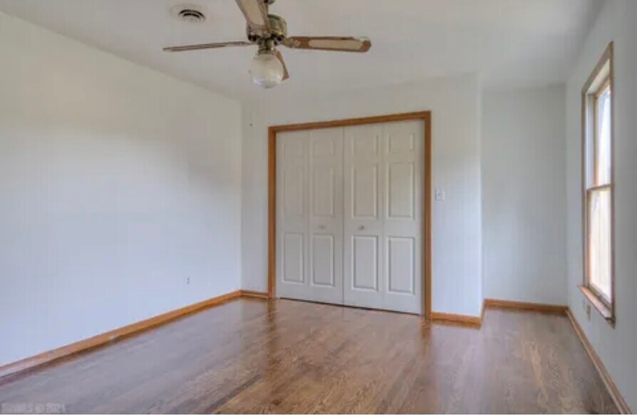 Building Photo - 5163 Whitethorne Rd