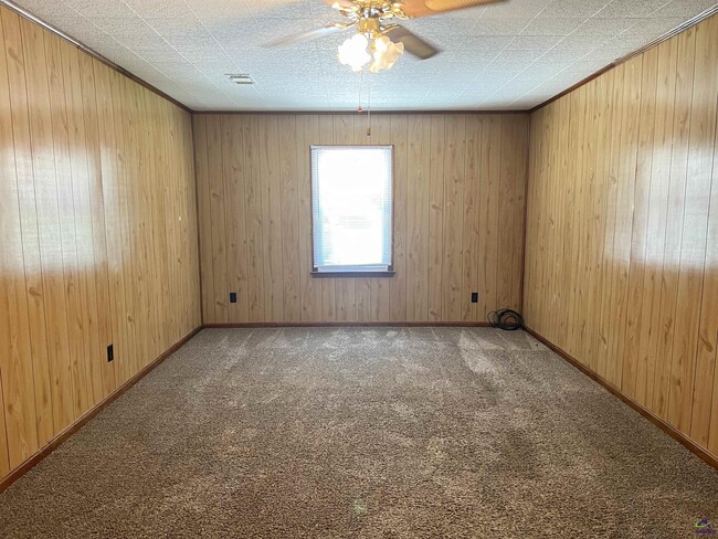 Building Photo - 211 Laverne Dr