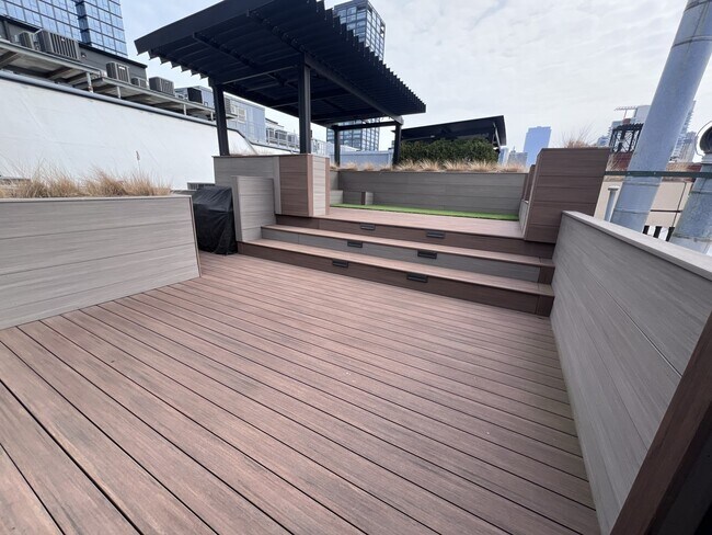 Building Photo - 1000 W Washington Blvd