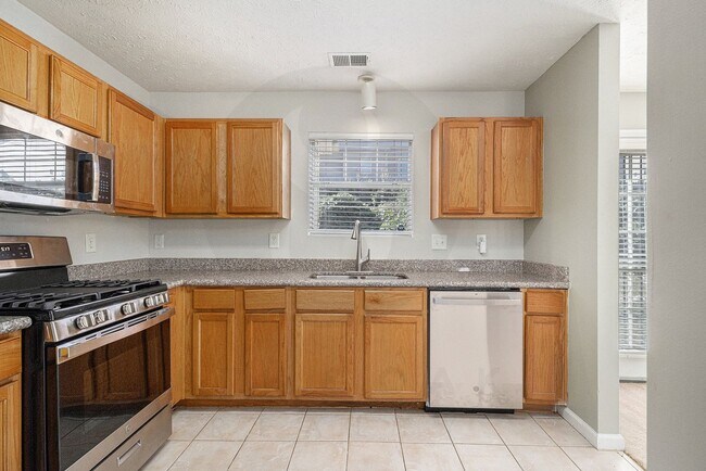 Building Photo - Spacious 3BR/2.5BA End-Unit Townhome!
