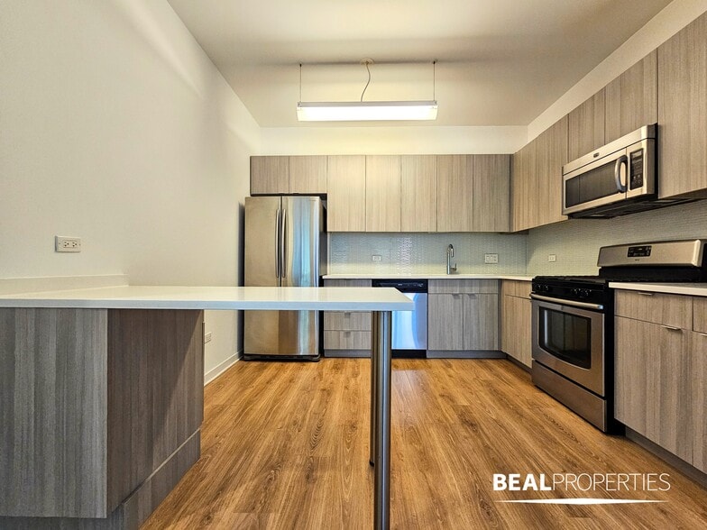 Building Photo - 548 W Webster Ave