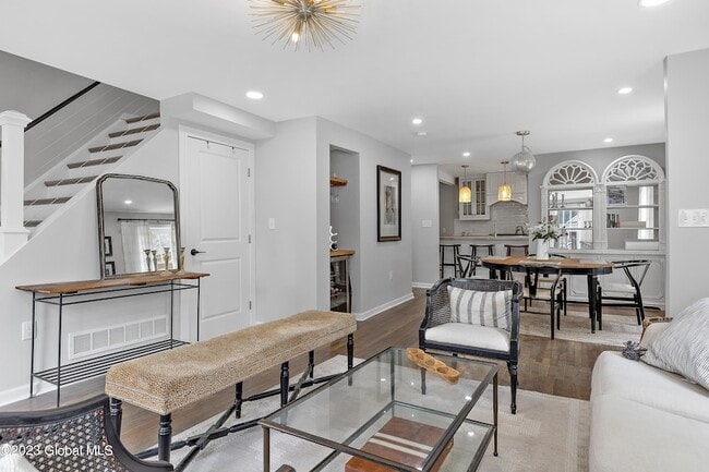 Building Photo - 10 Marion Pl