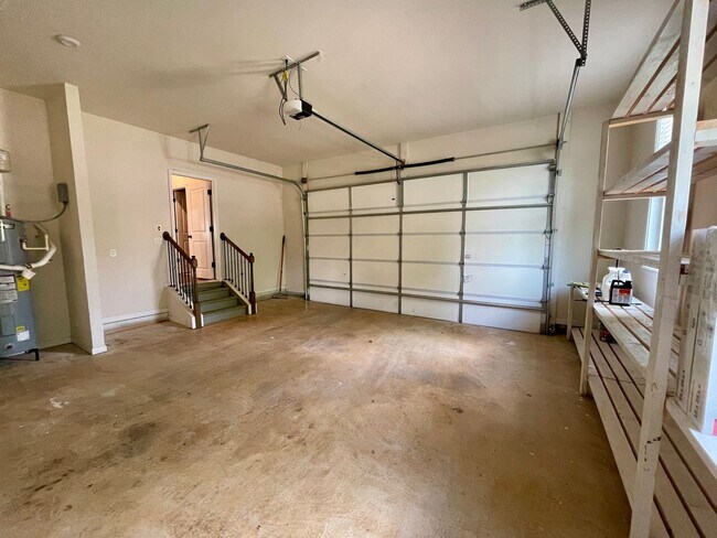 Building Photo - Gorgeous 5 bedroom 3.5 bath home in desira...