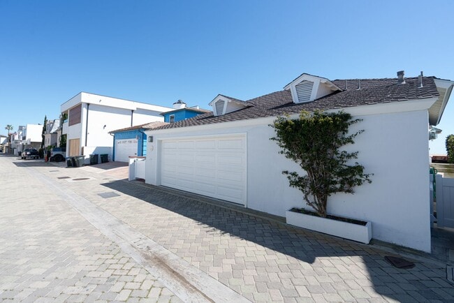 Building Photo - Winter Lease in Exclusive Peninsula Point ...