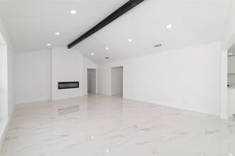 Building Photo - 13330 Agarita Ln