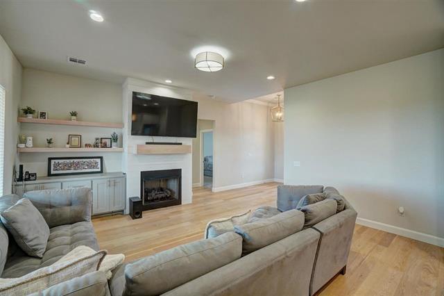 Building Photo - 1015 Greenview Dr