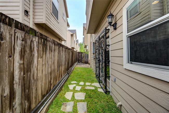 Building Photo - 2206 Naomi St