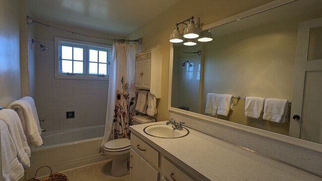 Building Photo - Beautiful Furnished Home, all utilities in...