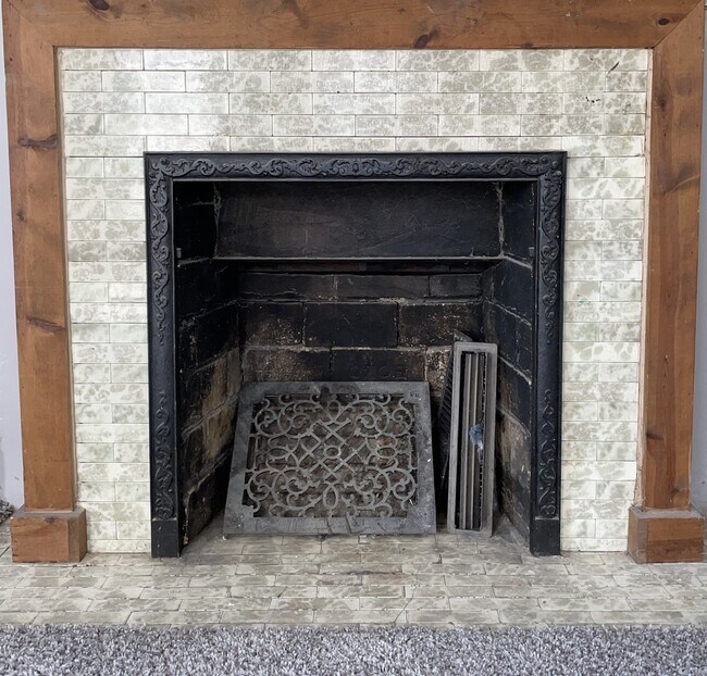 Building Photo - 407 E Center St