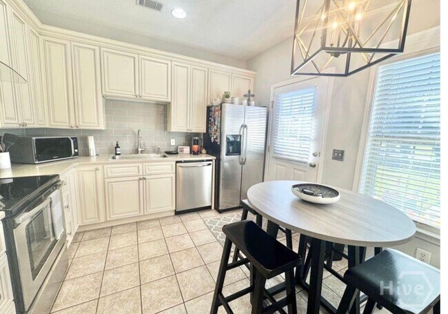 Building Photo - Beautifully designed end unit townhome Available 1/6/26