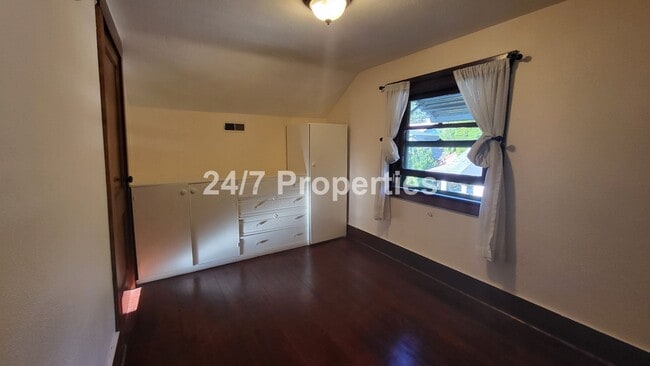 Building Photo - Charming 2 BD | 1 BA West Linn Cottage - R...