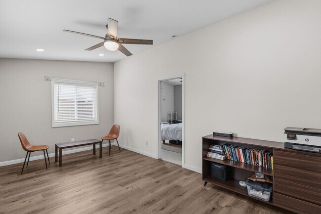 Building Photo - 1127 Hemlock Ave