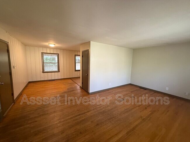 Building Photo - 9605 Belmont Ave
