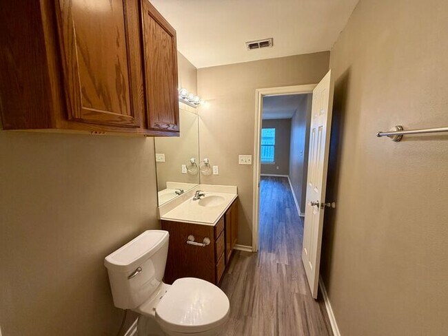 Building Photo - 2 Bedroom, 2 Bathroom Duplex!