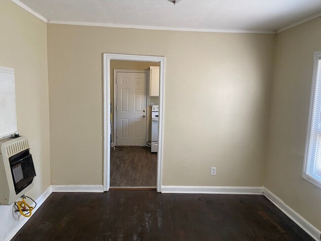 Building Photo - **AVAILABLE NOW**2 or 3 Bedroom / 1 Bathro...