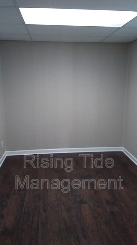 Building Photo - 5500 Crestview Dr