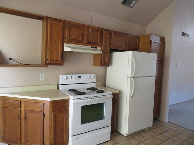 Building Photo - Clean 2 Bedroom 2 Bath Home