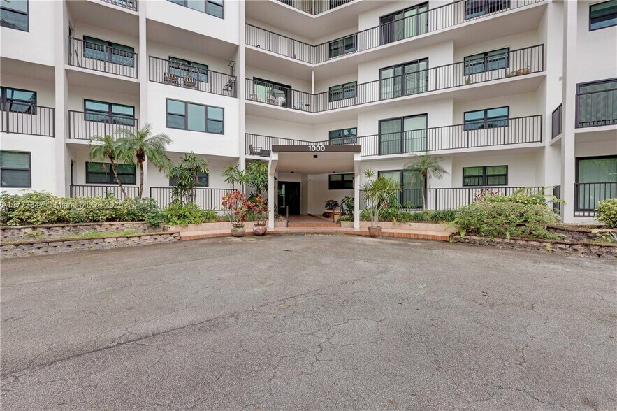 Primary Photo - 1000 River Reach Dr